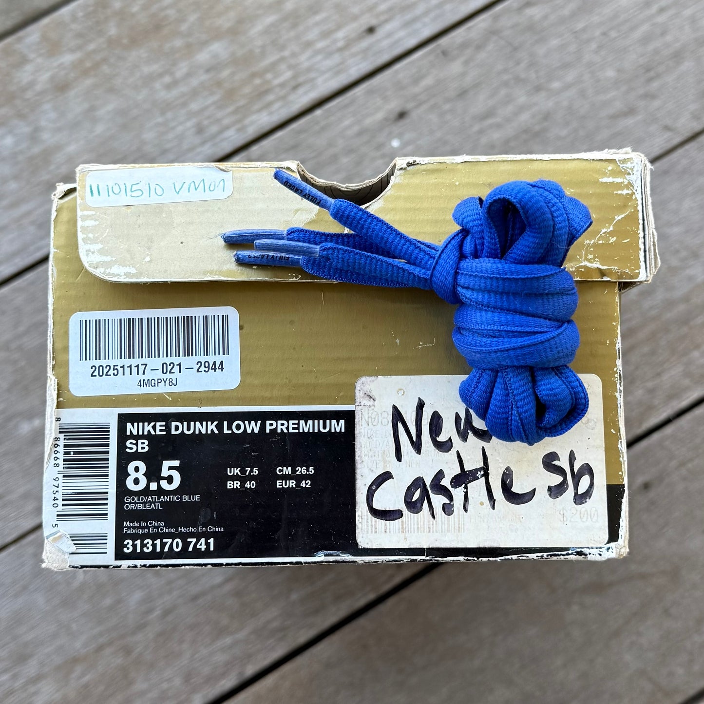 Nike SB Dunk Low Newcastle Brown Ale Size 8.5