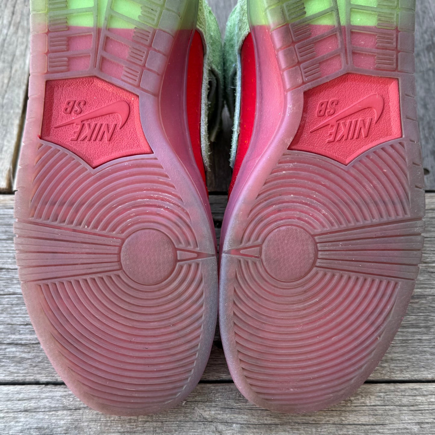 Nike SB Dunk High Strawberry Cough Size 9.5