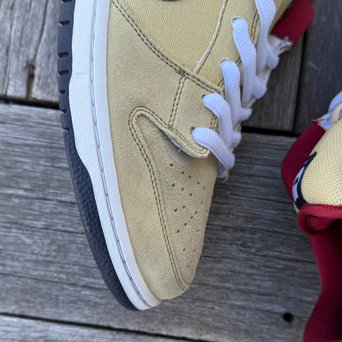 Nike SB Dunk Low Gold Dust Size 11