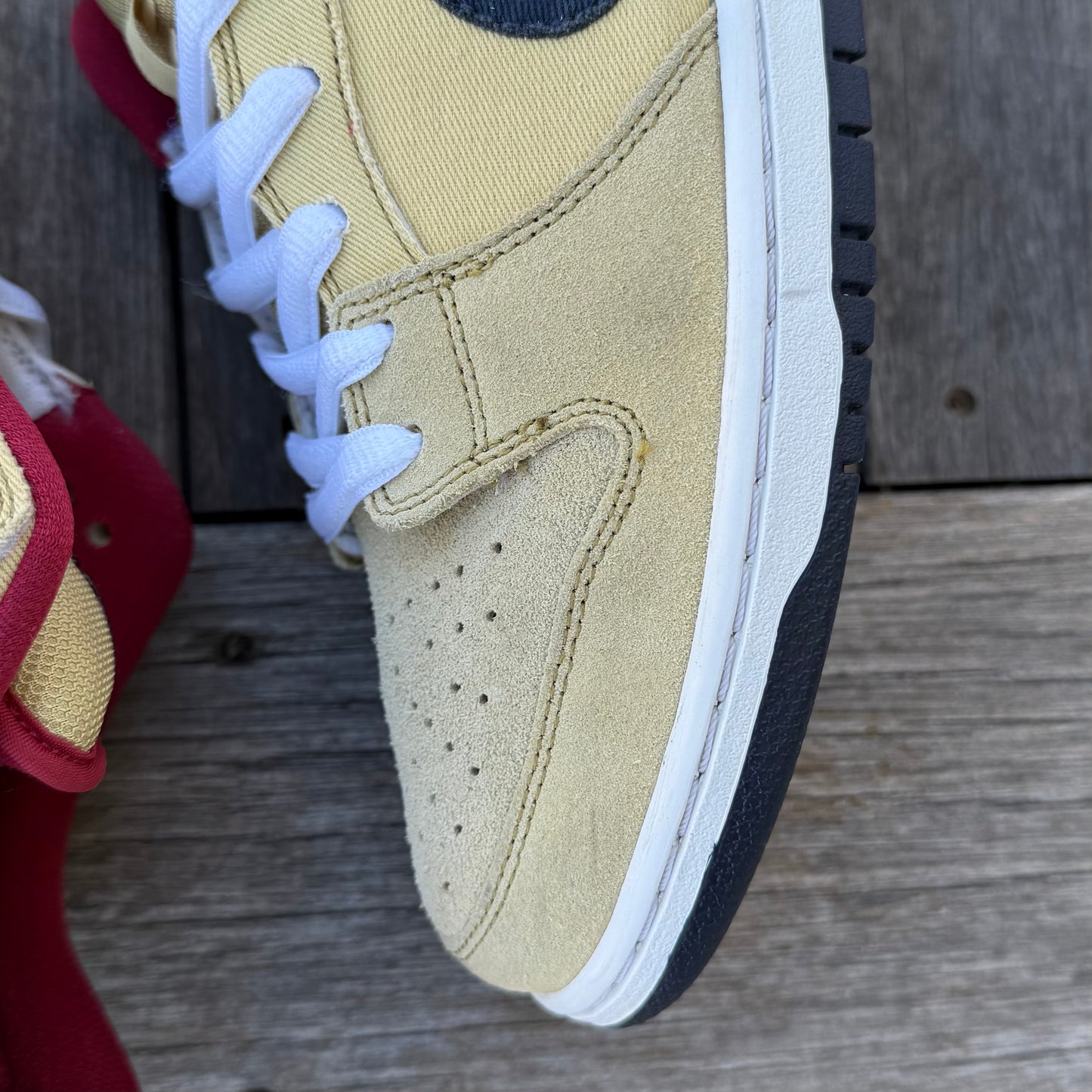Nike SB Dunk Low Gold Dust Size 11