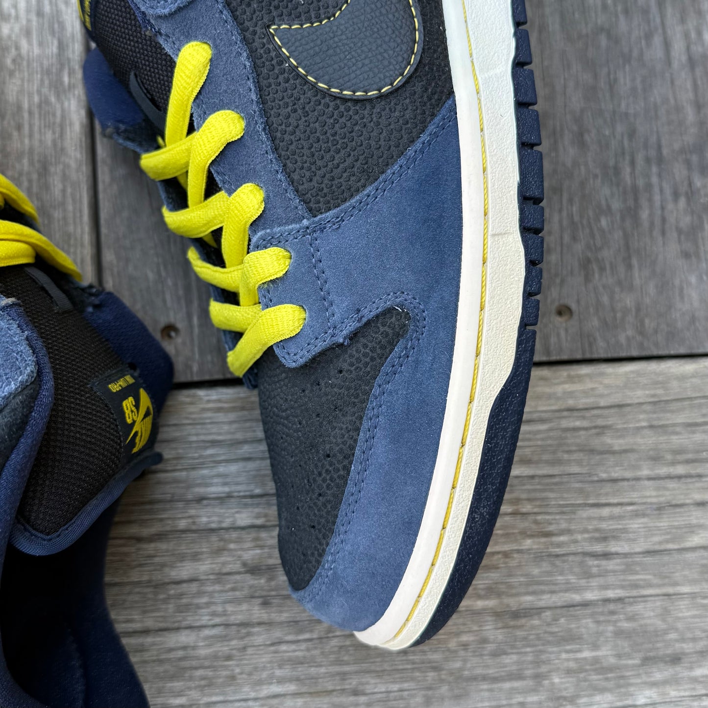 Nike SB Dunk Low Midnight Navy Volt Size 10.5