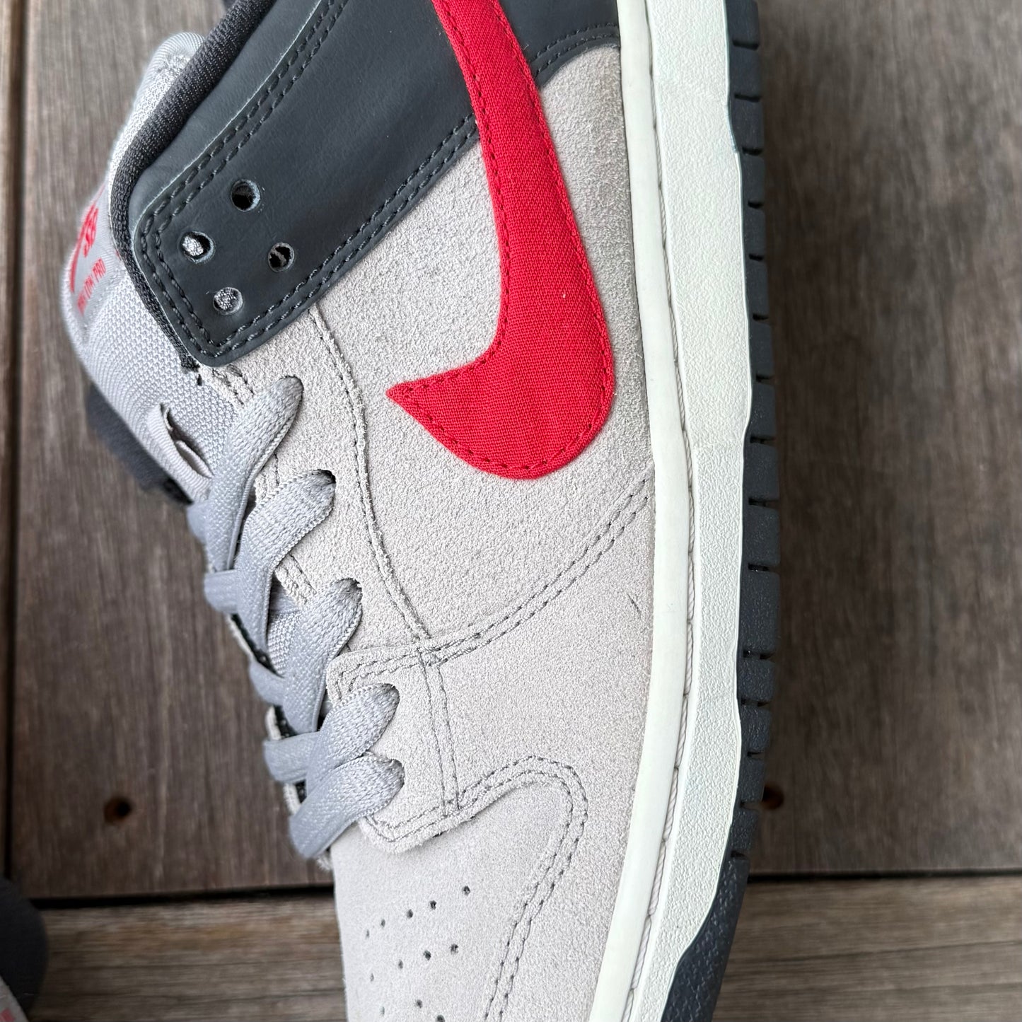 Nike SB Dunk Low Medium Grey Red Size 9