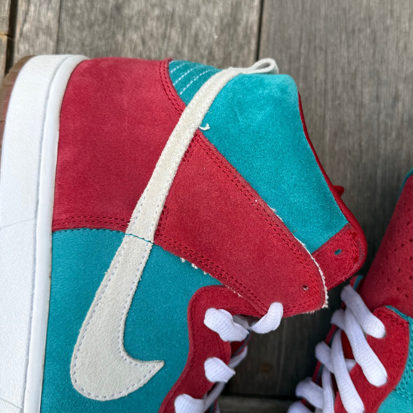 Nike SB Dunk High Bloody Gums Size 10