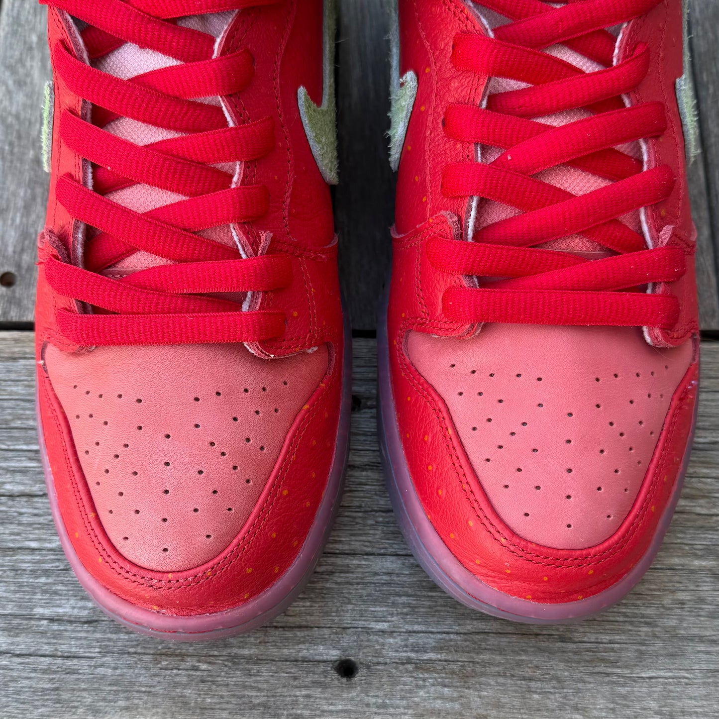 Nike SB Dunk High Strawberry Cough Size 9.5