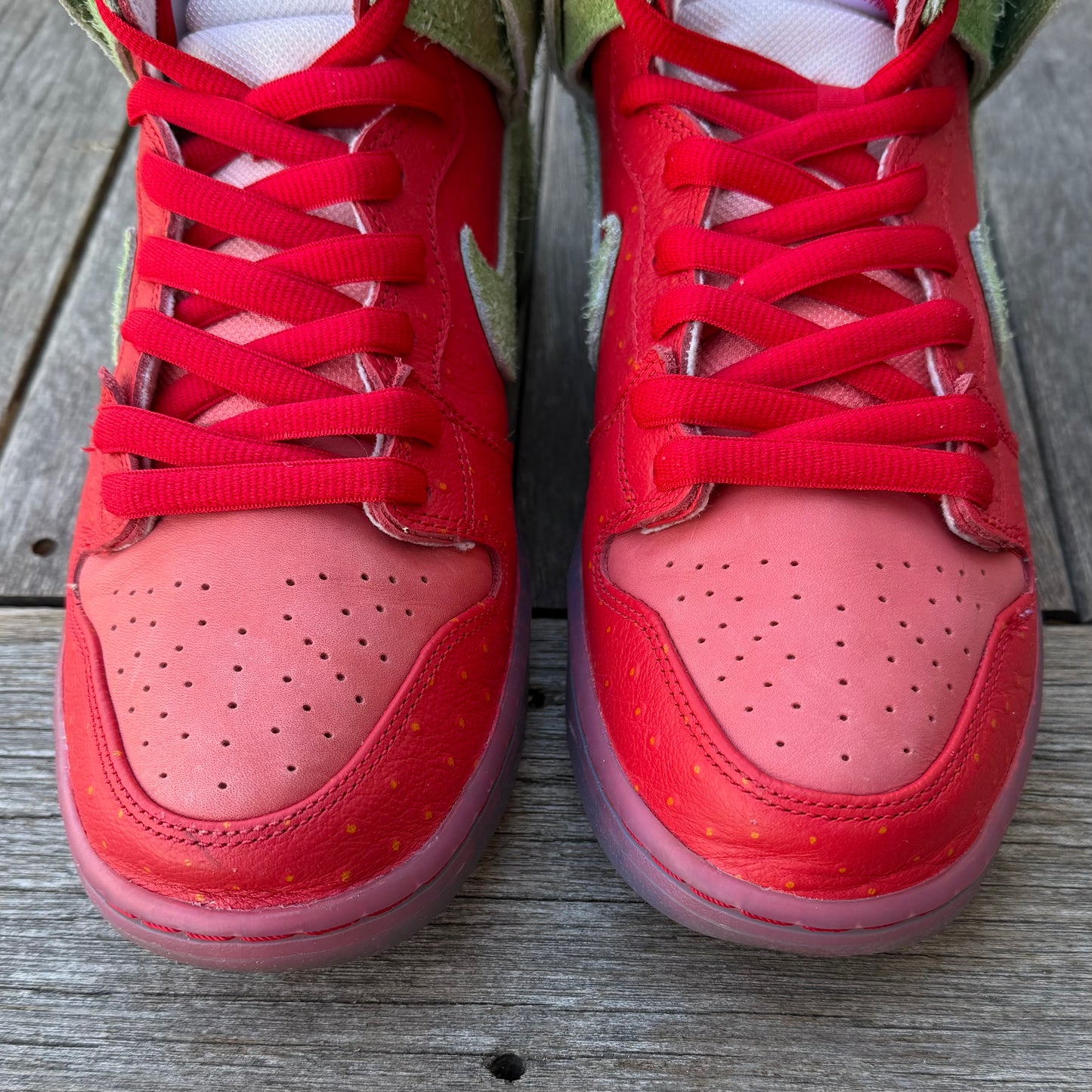 Nike SB Dunk High Strawberry Cough Size 9.5