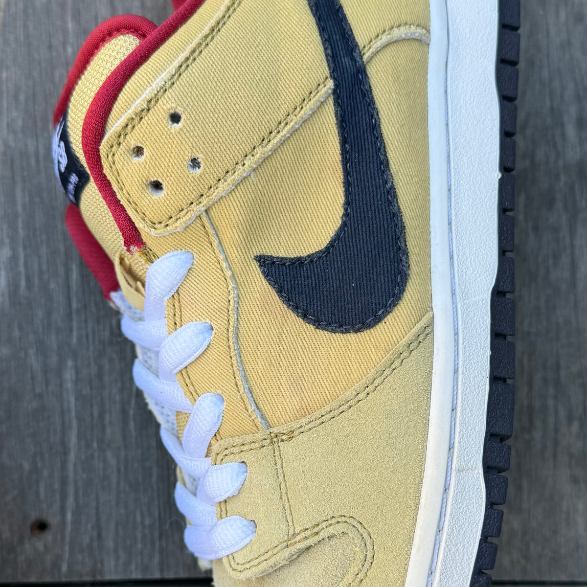 Nike SB Dunk Low Gold Dust Size 10