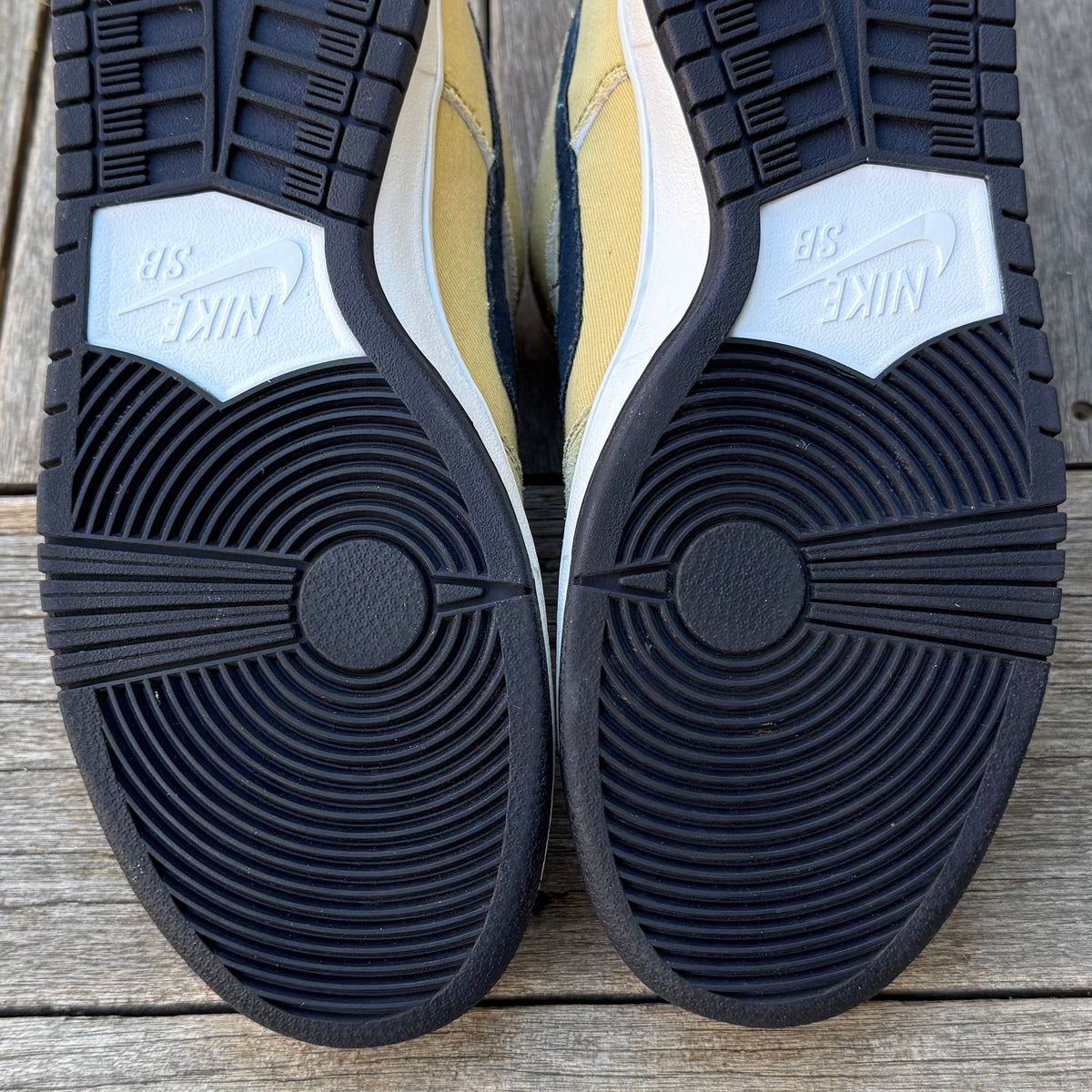 Nike SB Dunk Low Gold Dust Size 10