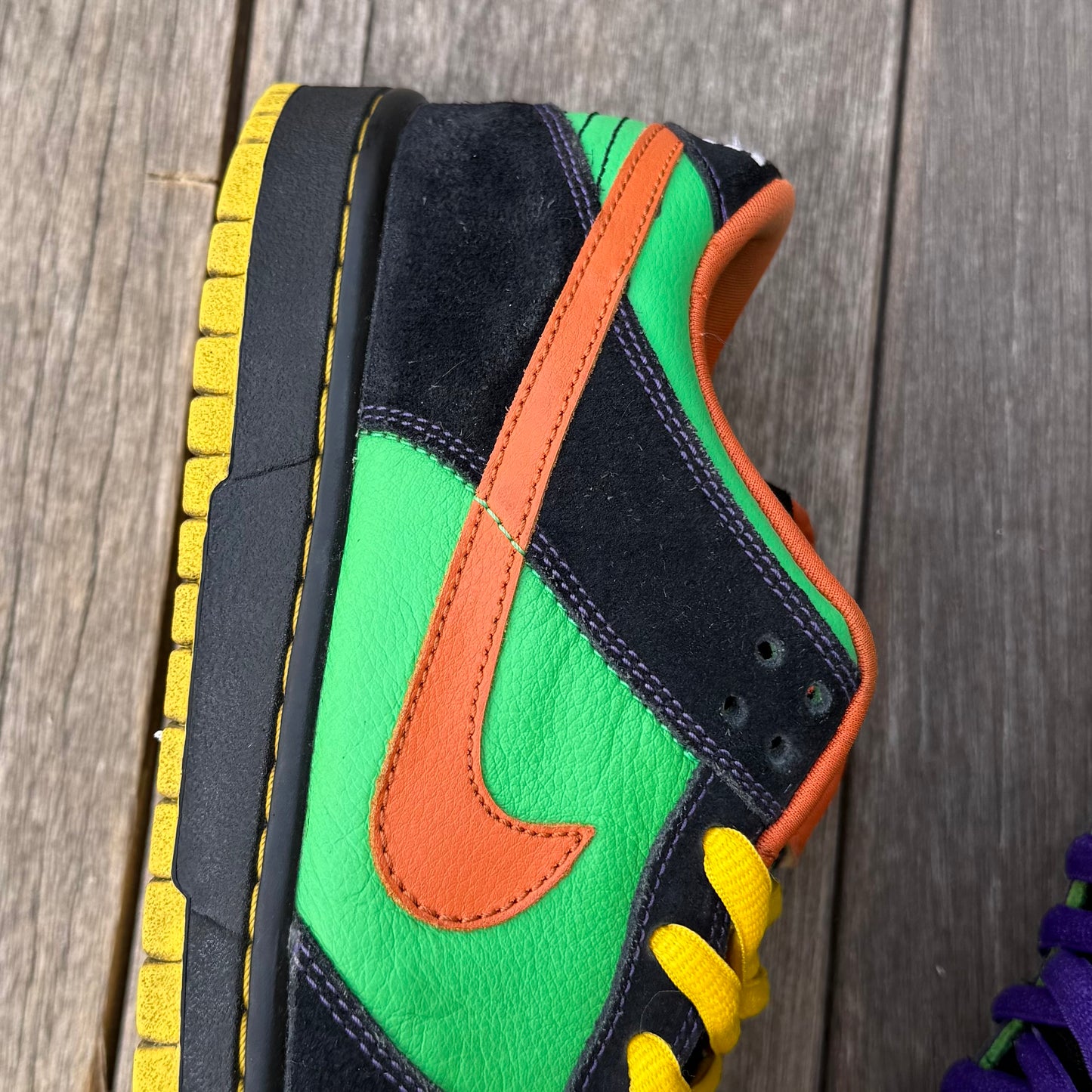 Nike SB Dunk Low Green Spark Halloween Size 9